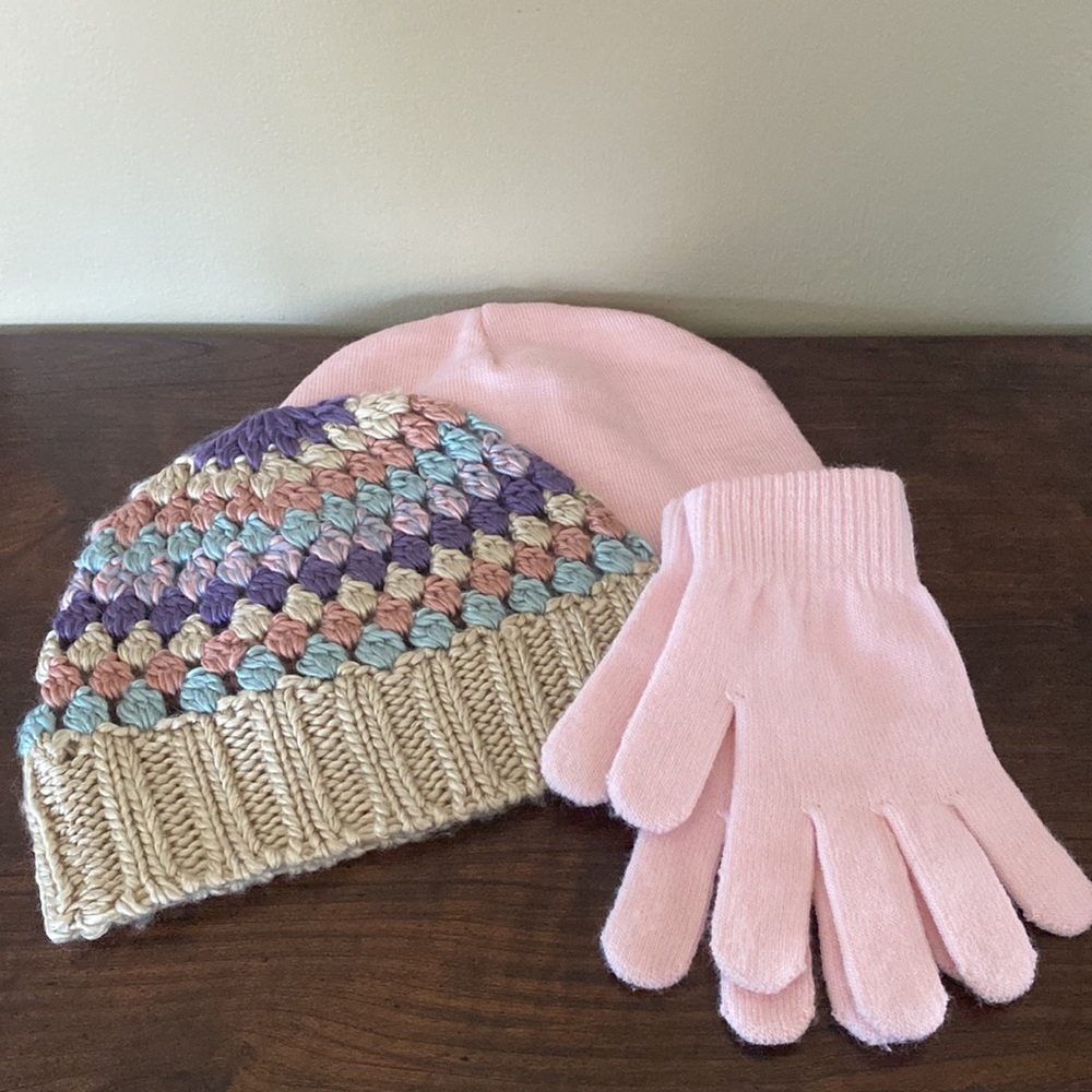 Set of two beanies and pair of gloves